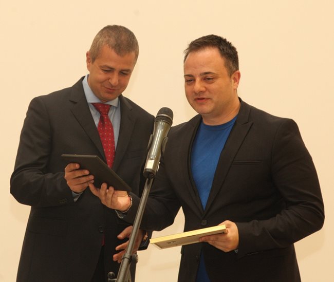 Кирил Станев получава награда от Димитър Савов от BLD (вляво)