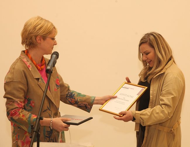 Главната редакторка на “Идеален дом” Николета Киркова дава наградата за дебют на Мариана Цонева.
