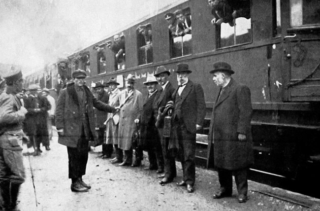 1922 г. - оранжев гвардеец малтретира опозиционери от Конституционния блок