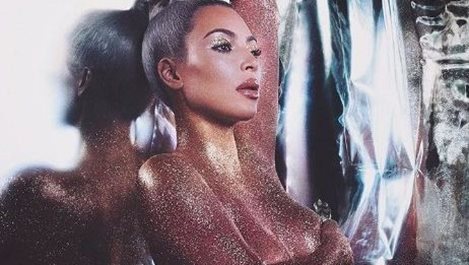 Ким Кардашиян рекламира гола козметиката си