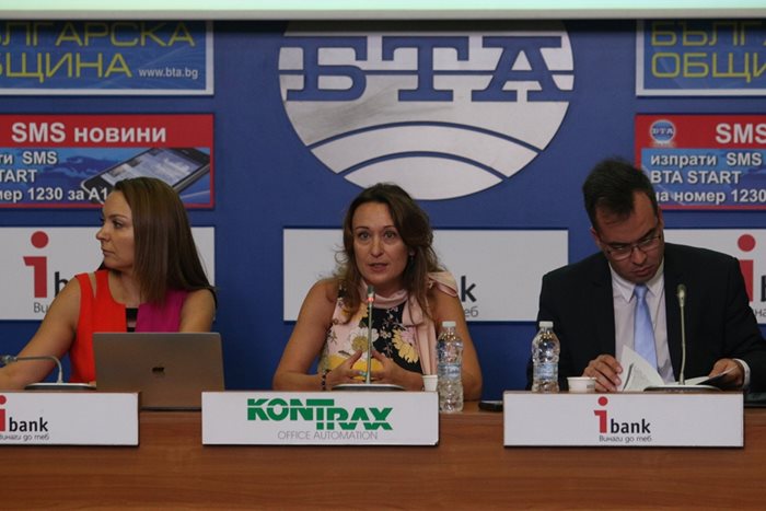 Изпълнителният директор на "Техем" Милена Стоянова (в средата) даде пресконференция за сметките за парно за зимата