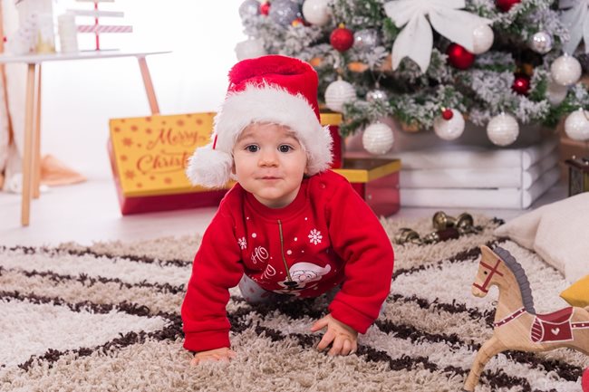 10-месечният Радомир Ясенов Маджаров от Бургас е облечен като едно от джуджетата на Дядо Коледа. Заслужено е получил и много подаръци.