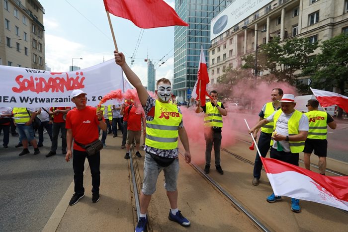 Работници от рудника и енергетици протестират във Варшава срещу решението на Европейския съд за незабавно спиране на мината “Туров”.
