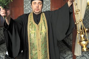 Ненчо Илчев като Отец Григорий в "Столичани в повече"