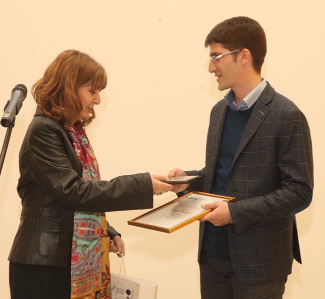 Чавдар Юруков взе поощрителна награда от Таня Червенкова от "Идеален дом".