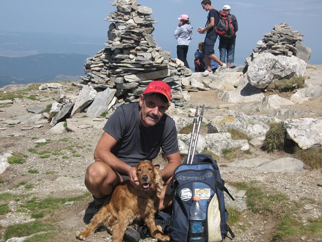 Евгени Петров и неговият другар в планинските преходи, станал известен във фейсбук като Коалиционния партньор, на връх Мальовица