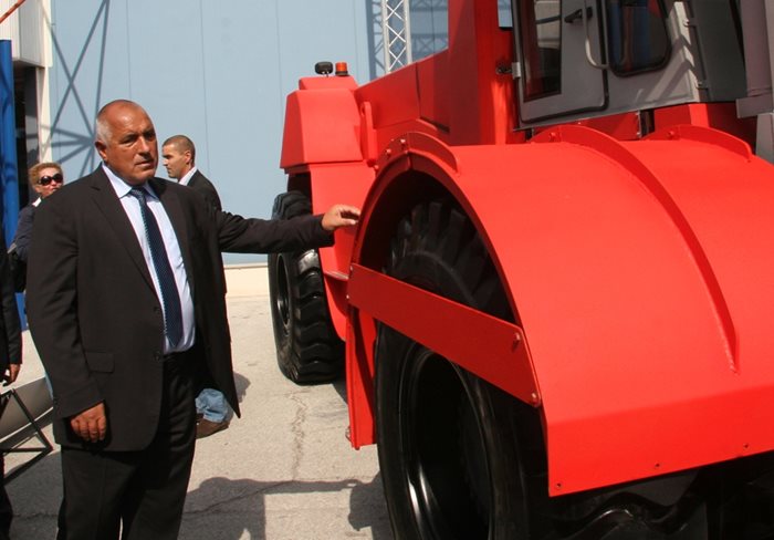 Премиерът се възхити на най-големия български мотокар, който повдига тежести до 33 тона