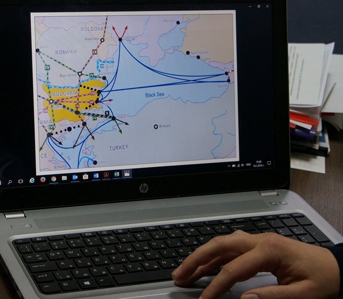 Ръководителят на проекта Христо Алексиев показва карта с транспортните потоци.