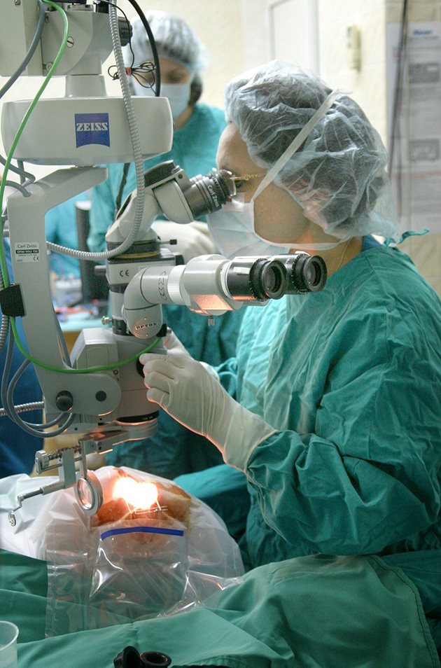 На пациентите с разкъсани ретини са извършени сложни операции