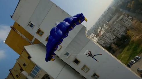 Мъж скочи с парашут от панелка в София (ВИДЕО)