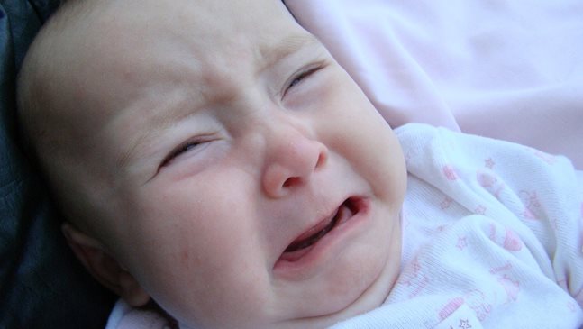 Защо бебето се събужда с плач?