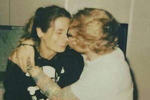 Шийрън целува съпругата си Чери, за която тайно се ожени по Коледа. Музикантът направи минисело, в което да живее с нея, снимка: Instagram