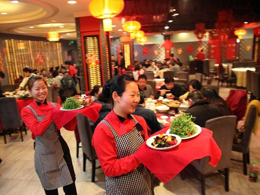 "Радио Китай": Жизнеността се завръща в сектора на услугите, повече клиенти в ресторанти и магазини