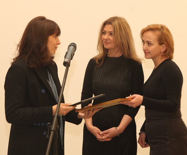 Милена Кракачова, Елица Деянова и Даниела Джуркова получават наградата си от члена на журито на "Идеален дом" арх. Александрина Ненкова