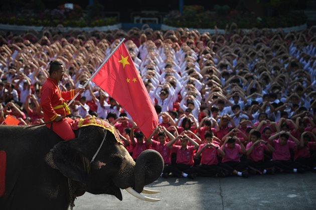 Около 3000 ученици се събраха в тайландската провинция Аютая, за да подкрепят Китай в борбата с коронавируса. Множеството, придружено от два слона, се подреди под формата на сърце и прати валентинки.
