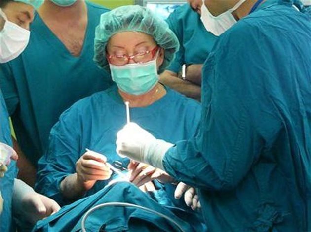 Д-р Кръстинова по време на операция. 
СНИМКА: АРХИВ НА БОЛНИЦА “ТОКУДА”