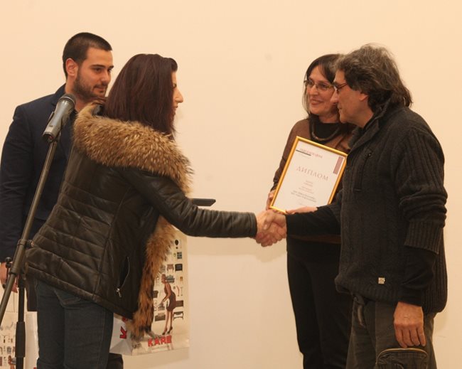 Александър Бояджиев и Божана Йорданова от "Идеал Стандарт" (вляво) връчват наградата на Мери Клинчева и Хари Караламбев