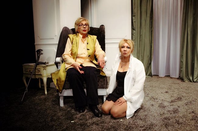 Мария Стефанова и Емануела Шкодрева си партнират в пиесата на Израел Хоровиц.
