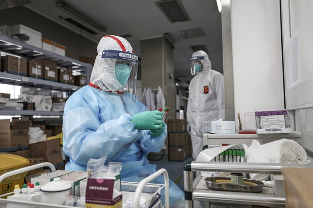 Стотици лекари в Китай са заразени с коронавируса. СНИМКИ: РОЙТЕРС