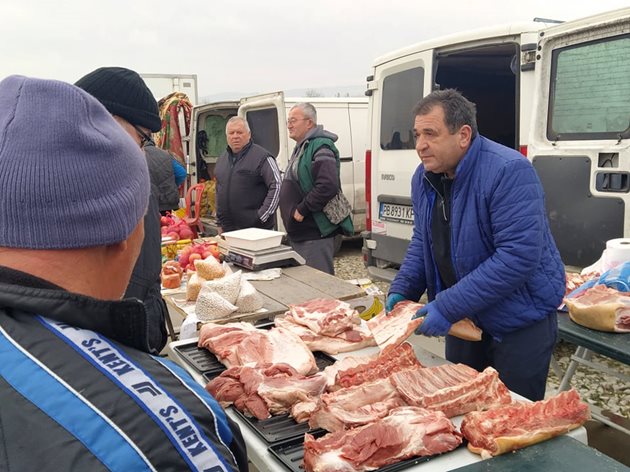 Опашка за прясно заклано прасе на пазара в Секирово.