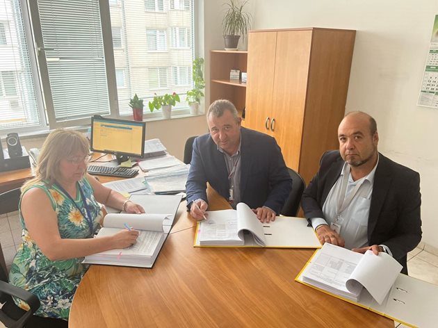 Изпълнителният директор на болницата д-р Валентин Димитров днес подписа Анекса към Националния рамков договор с Националната здравноосигурителна каса.
Снимка: УМБАЛСМ „Н. И. Пирогов“ ЕАД