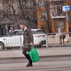 Хекимян със зелена торба на пазар