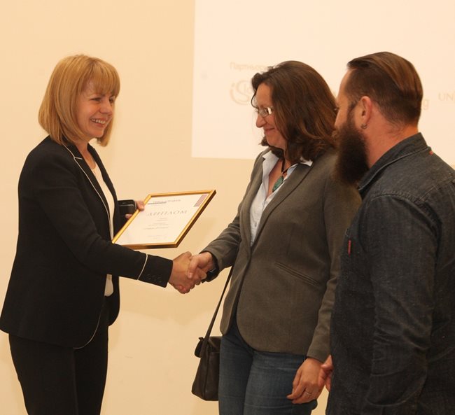 Студио "Фимера" получава наградата си за малко жилище от кмета на София Йорданка Фандъкова.