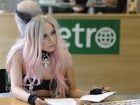 Асистентката на Lady GaGa я даде под съд