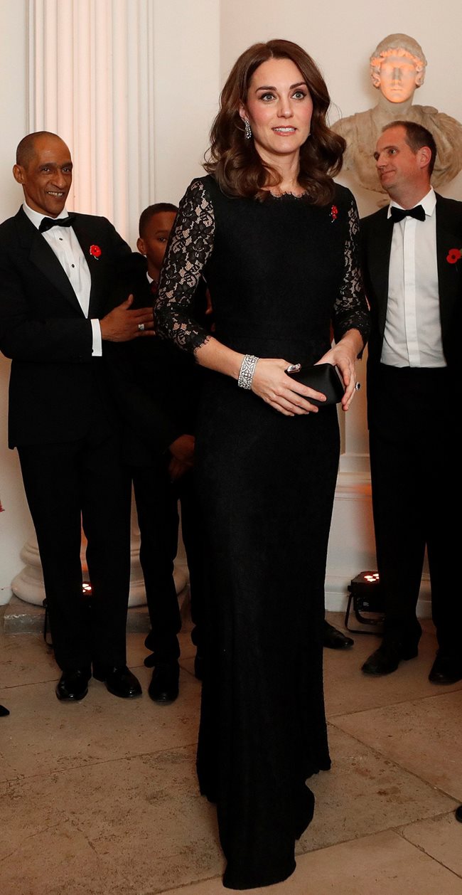 Първият път, когато Кейт облича роклята, е през 2014 година, докато е бременна със Шарлот.