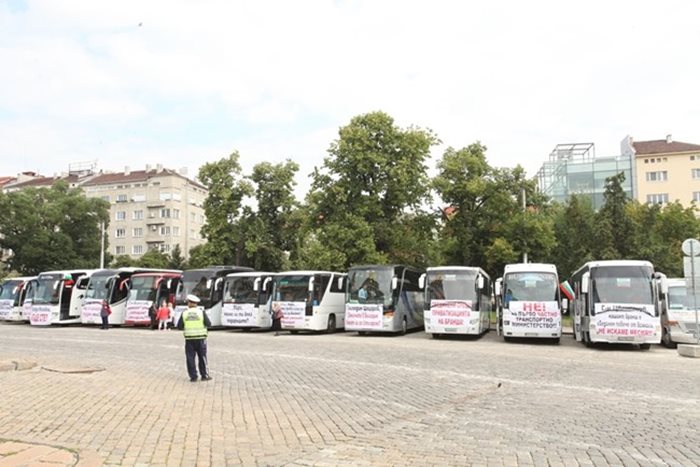 Около 30 автобуса са паркирани около "Александър Невски" с готовност за протест СНИМКА: Ники Литов