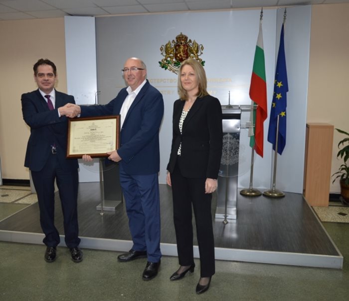 Заместник-министърът на икономиката Лъчезар Борисов връчи сертификат за инвестиция клас А по Закона за насърчаване на инвестициите (ЗНИ) на фирма „VMWare“. Снимка министерство на икономиката