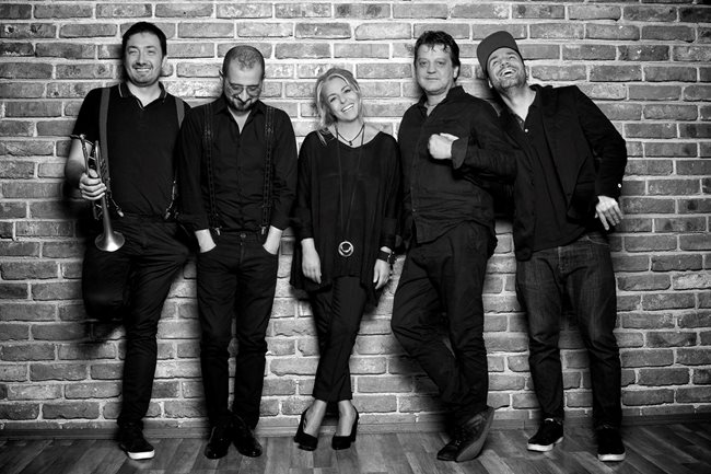 Хилда Казасян заедно с бенда си, с който планират да направят 15 концерта с филмова музика след края на карантината.
СНИМКИ: ЛИЧЕН АРХИВ