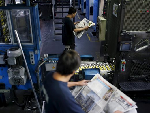 Китай и онлайн търговията удариха вестниците с 35% по-скъпа хартия