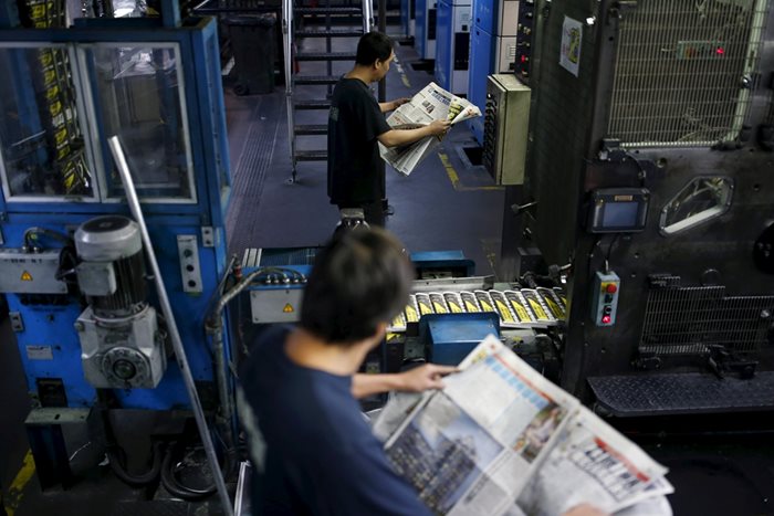 Печатари по цял свят са притеснени от постоянно покачващата се цена на хартията и нарушените доставки.