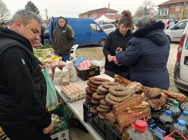 Домашни луканки и паприковани меса са част от стоката на пазара в Секирово.