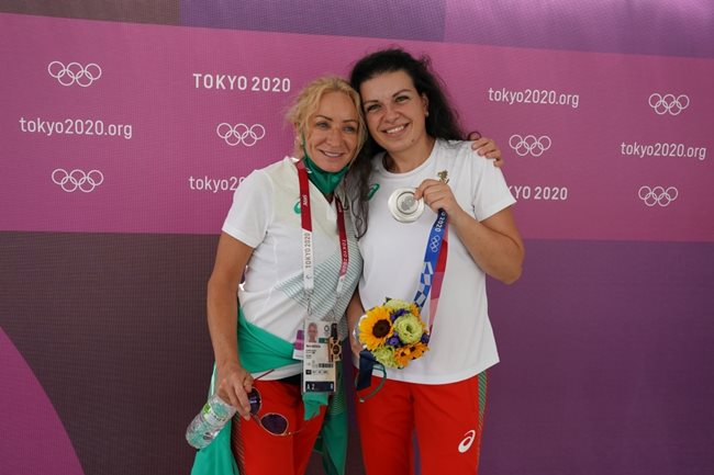 Антоанета Костадинова с идола си Мария Гроздева след спечеления сребърен медал на олимпийските игри в Токио.

СНИМКА: ЛЮБОМИР АСЕНОВ, LAP.BG