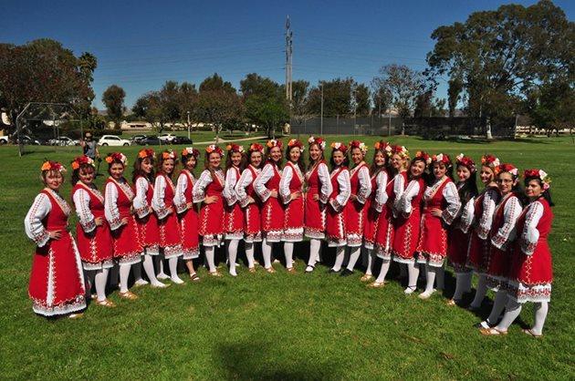 Проф. Лиана Апостолова (в средата отдясно) е част от ансамбъл за народни танци “ХороТропци”в Калифорния.