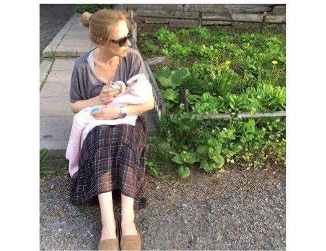 Лиза храни дъщеричката си - първата снимка на бебето е от началото на август 2017 г. и превизвиква отзвук в социалните мрежи.