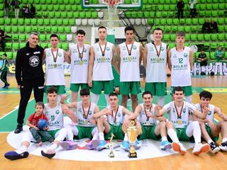 Александър Везенков връчи шампионската купа на юношите на "Балкан" (Видео)
