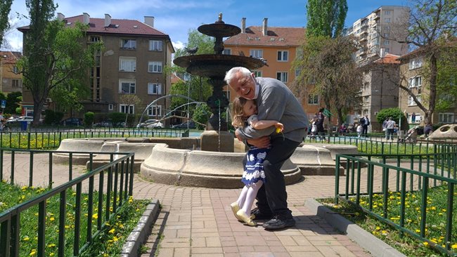 С дядо, който й говори на български...
