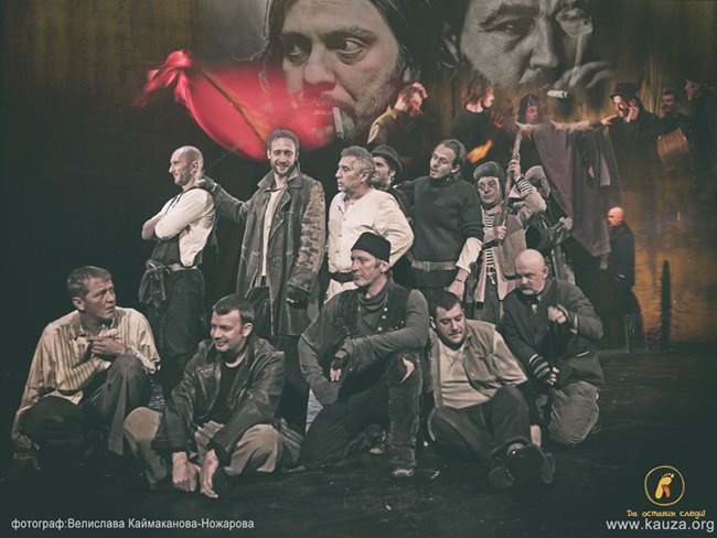 Кадър от юбилейната постановка “Хъшове” на Александър Морфов в Народния театър “Иван Вазов”.
