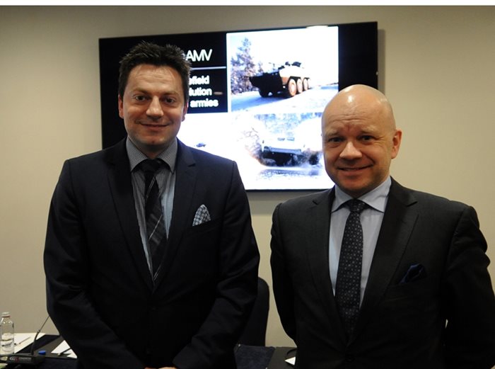 Марку Койвисто - вицепрезидент на Patria Land, и Ярку Савениус- мениджър “Маркетинг”, представиха компанията.