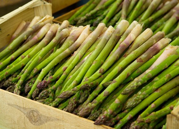 По време на Великденските празници цената за най-висококачествените аспержи е средно 6,86 евро/кг, и то за бели аспержи от първото сортиране. А при директните продажби аспержите са по-скъпи: ако купувате зеленчуците от фермера, трябва да платите 12 евро/кг