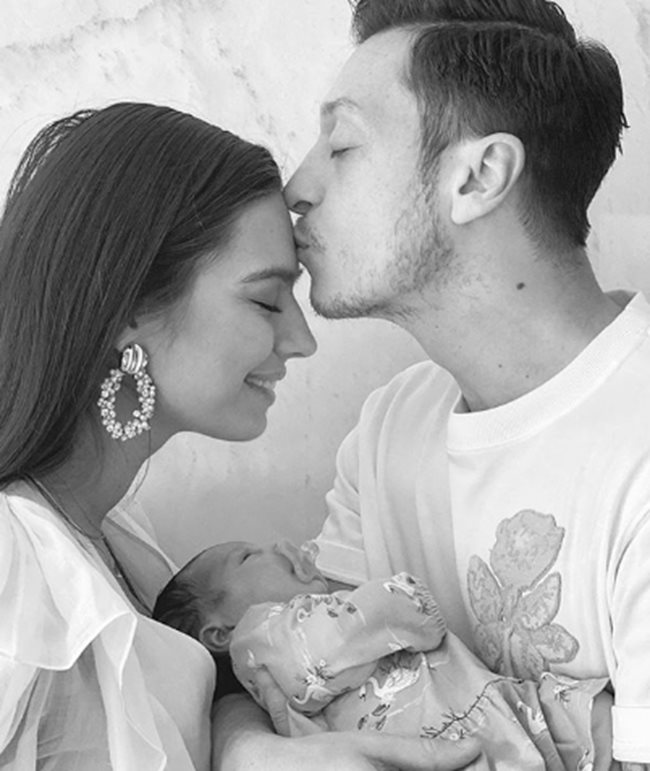 Месут Йозил и Амине Гюлше станаха родители на момиченце Снимка: Инстаграм