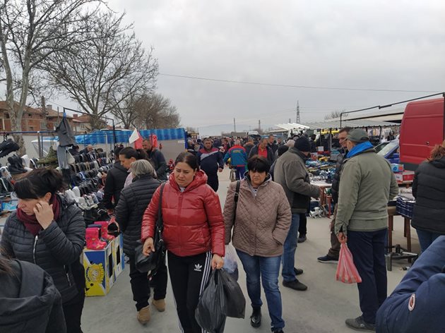 Тълпи от посетители на пазара в Секирово.