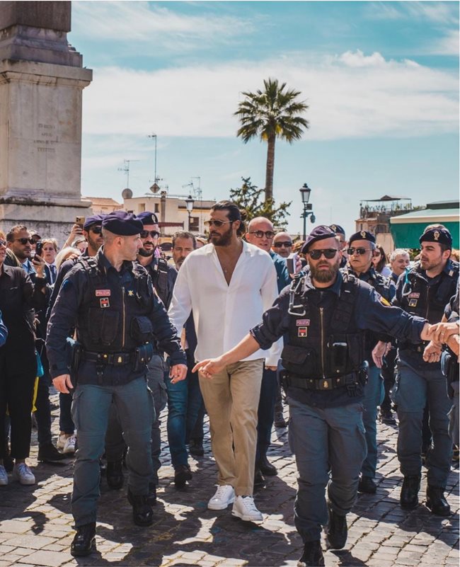 Джан Яман на събитие, свързано с италианската полиция, на Испанския площад в Рим