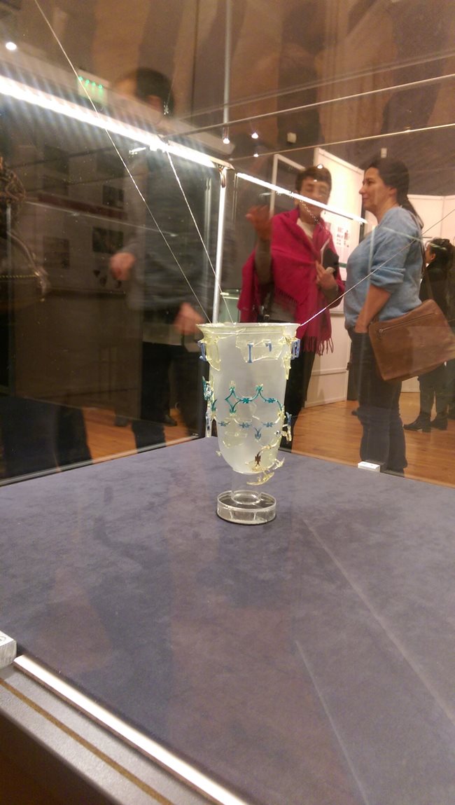 Стъклената чаша от 4 в. е намерена в гробна могила край Ямбол и реставрирана в Германия. На нея е разчетения надпис "Пий и живей щастливо". Уникалното е, че е четирицветна.