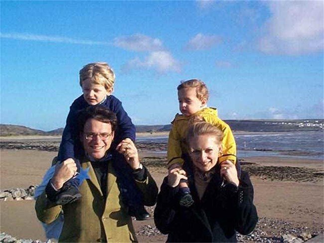 Юлиан Попов със съпругата си и децата преди няколко години