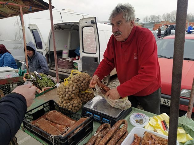 Мъж продава домашни суджуци на пазара в Секирово. Снимки: Авторът