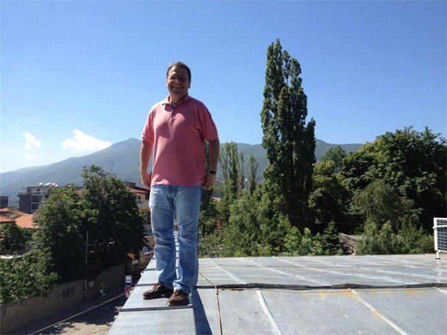 Юлиан Попов на покрива на Нов български университет